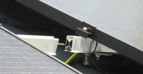 Saulės modulių tvirtinimo konstrukcijos šynos įrengtos nestatmenai stogui